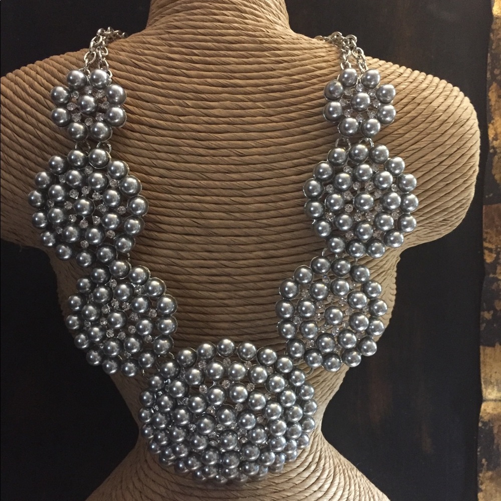 Fashion multi circle faux gray pearl Necklace.